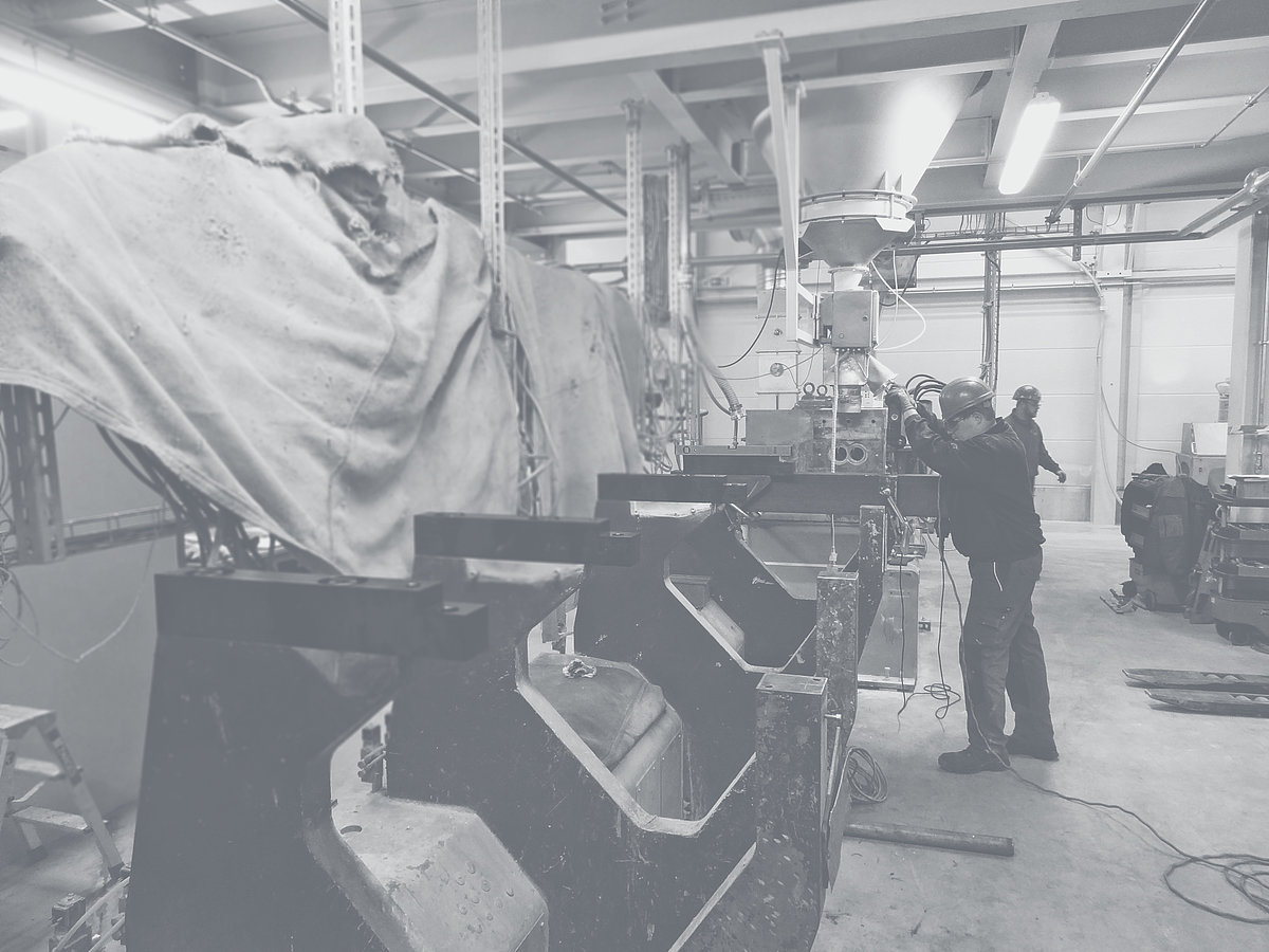 Un hombre manejando una máquina en una nave de la fábrica