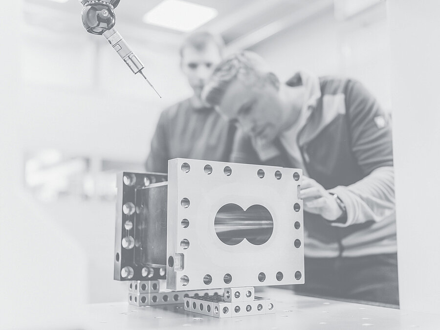 Bei Extruder Experts hat die Qualitätskontrolle oberste Priorität. Ein Mitarbeiter von Extruder Experts arbeitet mit einem Laser an einem Gehäuse.