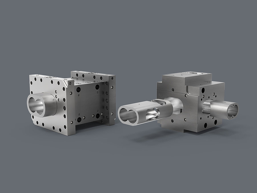 From now on, the technicians at Extruder Experts will exchange the liner of your ZSK MC18 if necessary. View of two barrels in their complete condition and during the liner exchange.