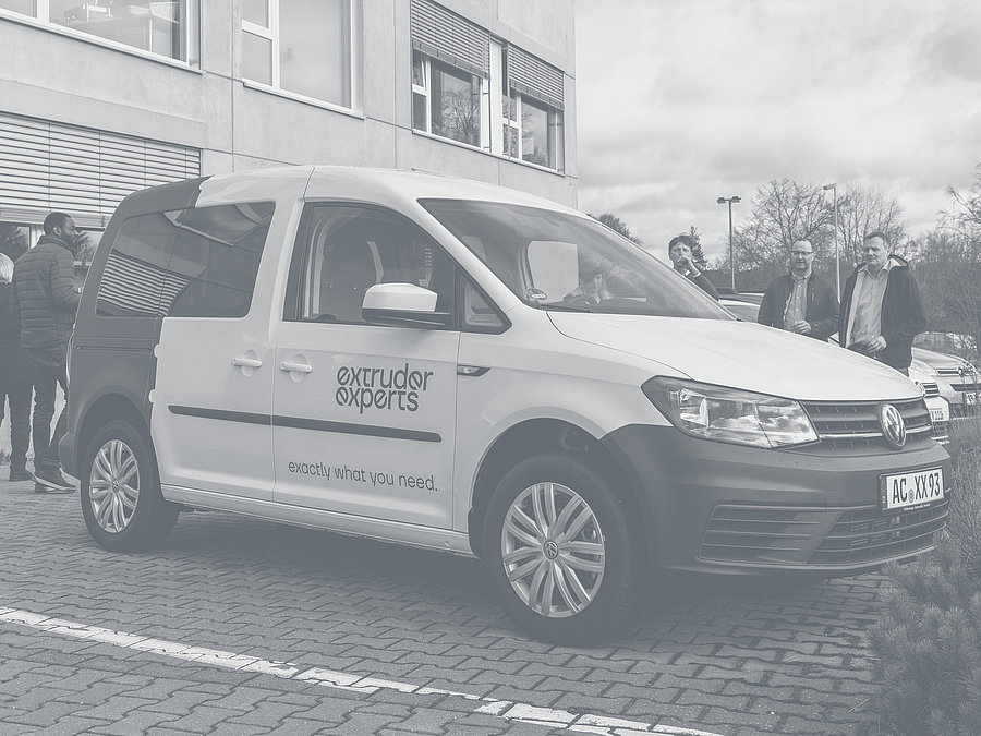 Firmenwagen mit moderner Abgastechnik in neuem Design Neuer Firmenwagen von Extruder Experts vor dem Firmengebäude