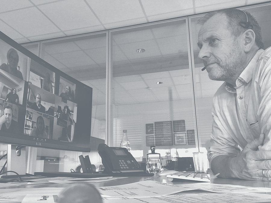 Dank flexiblen Lösungen sind wir immer für unsere Kunden da. Geschäftsführer Georg Hahn vor einem Monitor mit einer Videokonferenz